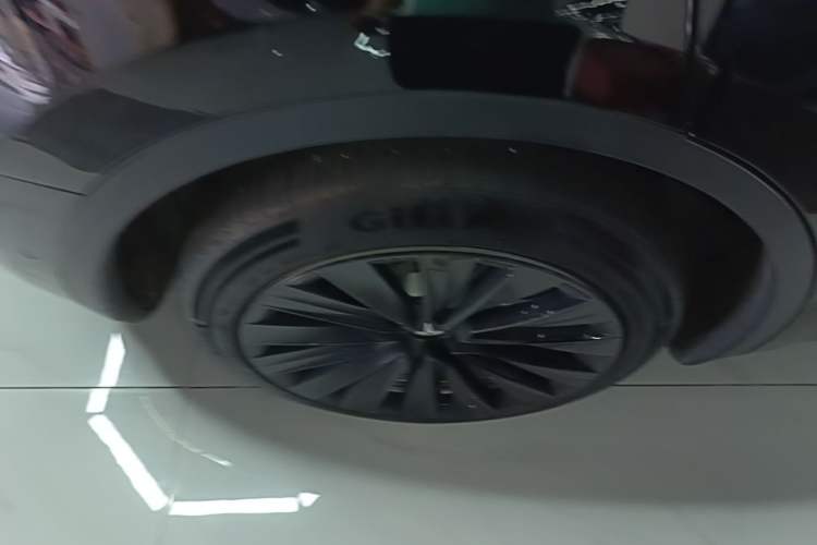 Used Tesla Model Y 2022 Long-Range All-Wheel-Drive Version Right Rear Wheel Hub