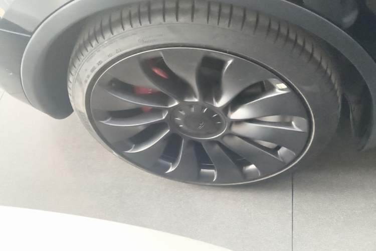 Used Tesla Model Y 2022 Performance High-Performance All-Wheel-Drive Version Right Rear Wheel Hub