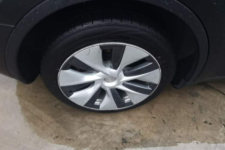 Used Tesla Model Y 2022 Long-Range All-Wheel-Drive Version Right Rear Wheel Hub