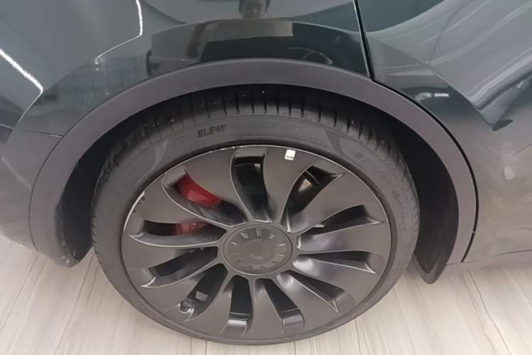 Used Tesla Model Y 2022 Performance High-Performance All-Wheel-Drive Version Right Rear Wheel Hub