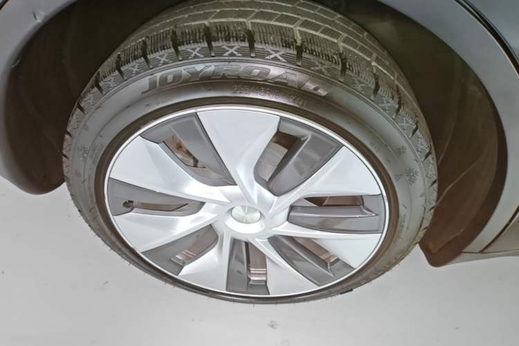 Used Tesla Model Y 2022 Long-Range All-Wheel-Drive Version Right Rear Wheel Hub