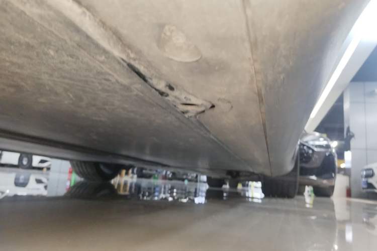 Used Tesla Model Y 2022 Performance High-Performance All-Wheel-Drive Version Right Side Sill