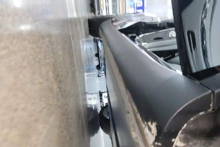 Used Tesla Model Y 2022 Performance High-Performance All-Wheel-Drive Version Right Side Sill