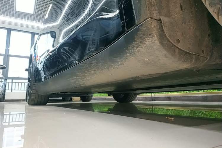 Used Tesla Model Y 2022 Long-Range All-Wheel-Drive Version Right Side Sill