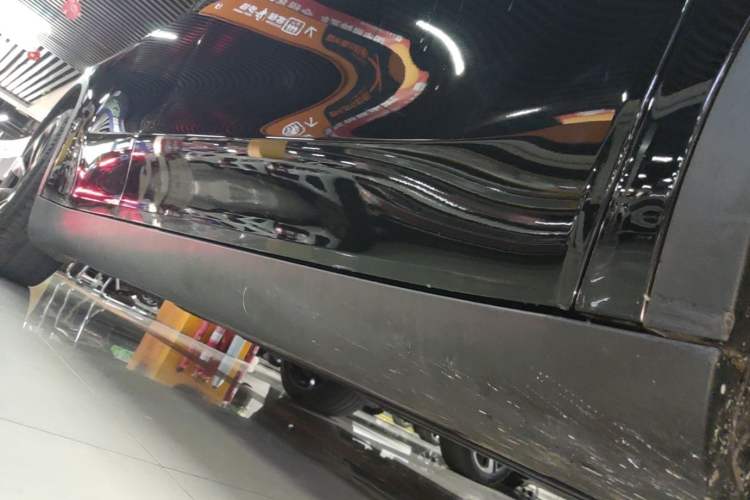 Used Tesla Model Y 2022 Long-Range All-Wheel-Drive Version Right Side Sill