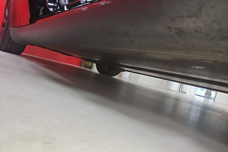 Used Tesla Model Y 2022 Long-Range All-Wheel-Drive Version Right Side Sill