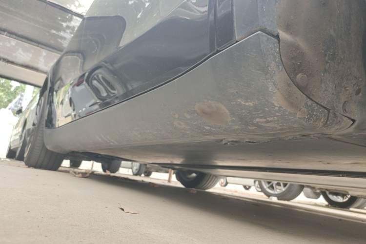 Used Tesla Model Y 2022 Long-Range All-Wheel-Drive Version Right Side Sill