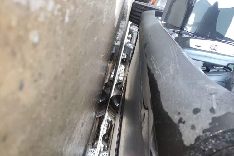 Used Tesla Model Y 2022 Rear-Wheel-Drive Version Right Side Sill