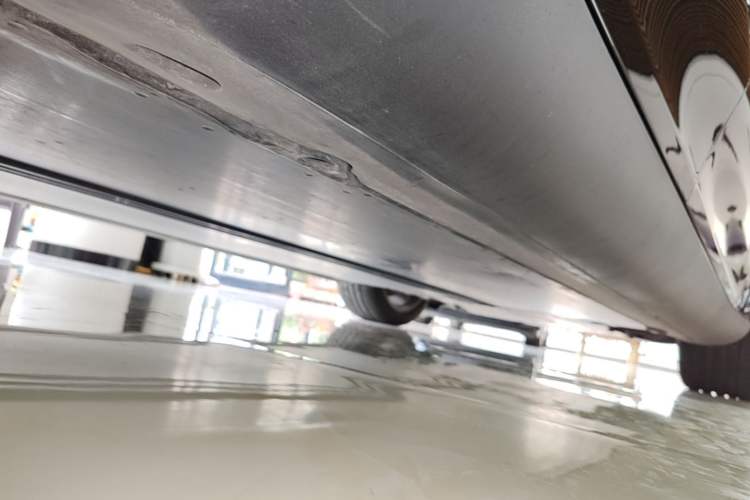 Used Tesla Model Y 2022 Long-Range All-Wheel-Drive Version Right Side Sill