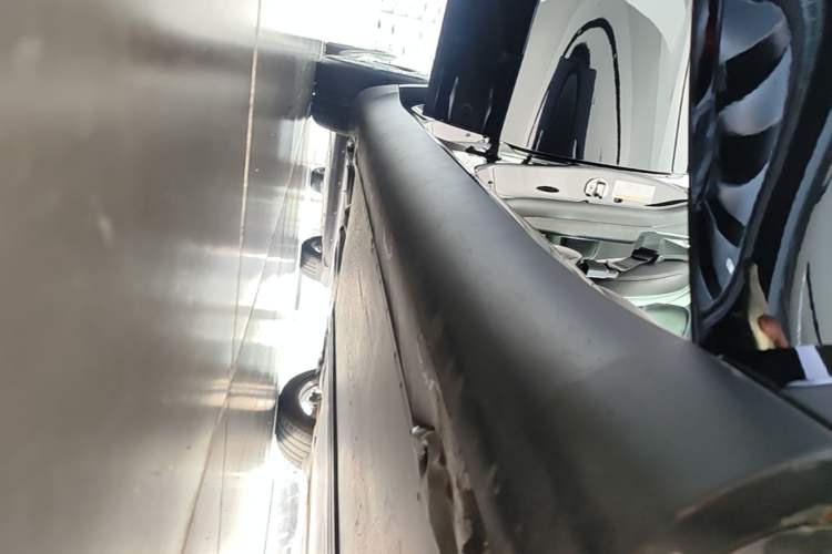 Used Tesla Model Y 2022 Revised Version Long-Range All-Wheel Drive Right Side Sill