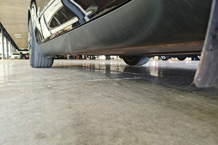 Used Tesla Model Y 2022 Long-Range All-Wheel-Drive Version Right Side Sill