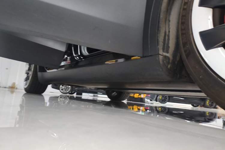 Used Tesla Model Y 2022 Long-Range All-Wheel-Drive Version Right Side Sill