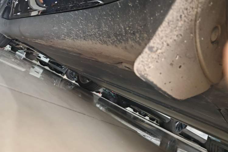Used Tesla Model Y 2022 Long-Range All-Wheel-Drive Version Right Side Sill