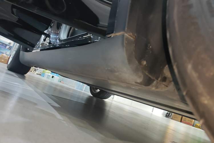 Used Tesla Model Y 2022 Long-Range All-Wheel-Drive Version Right Side Sill