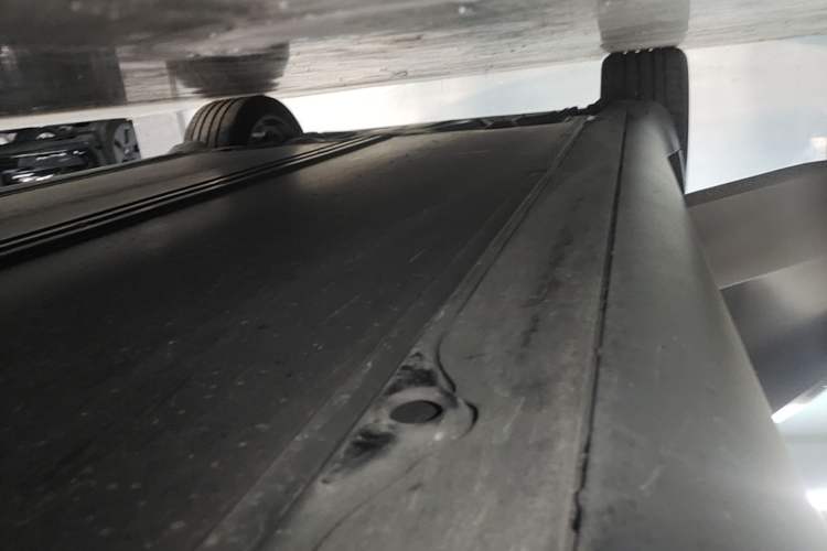 Used Tesla Model Y 2022 Long-Range All-Wheel-Drive Version Right Side Sill