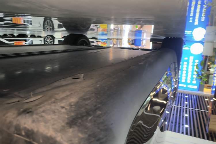 Used Tesla Model Y 2022 Long-Range All-Wheel-Drive Version Right Side Sill