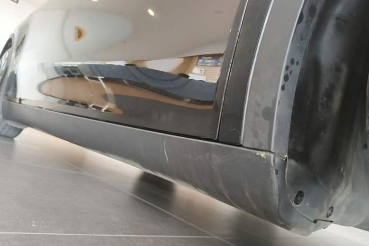 Used Tesla Model Y 2022 Performance High-Performance All-Wheel-Drive Version Right Side Sill