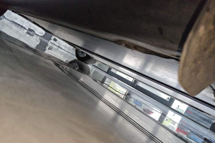 Used Tesla Model Y 2022 Long-Range All-Wheel-Drive Version Right Side Sill