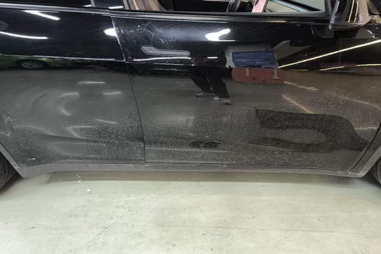 Used Tesla Model Y 2022 Long-Range All-Wheel-Drive Version Right Side Sill