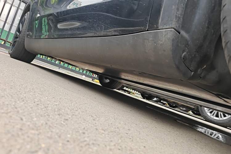 Used Tesla Model Y 2022 Long-Range All-Wheel-Drive Version Right Side Sill