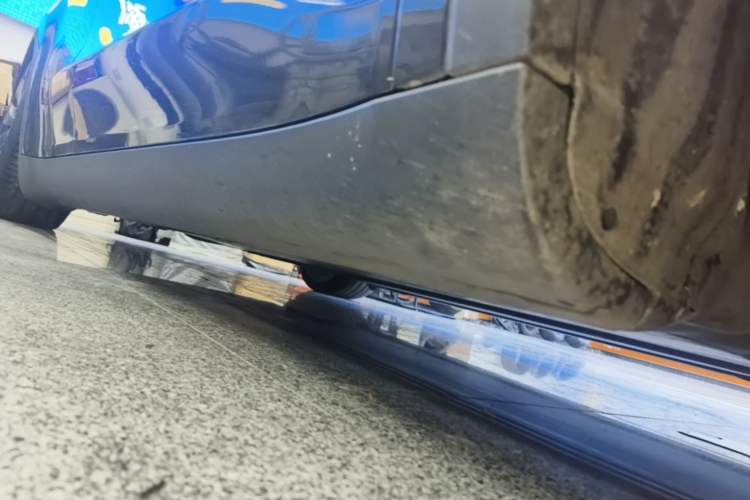Used Tesla Model Y 2022 Performance High-Performance All-Wheel-Drive Version Right Side Sill