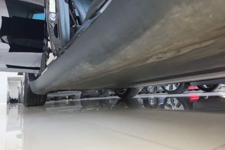 Used Tesla Model Y 2022 Long-Range All-Wheel-Drive Version Right Side Sill