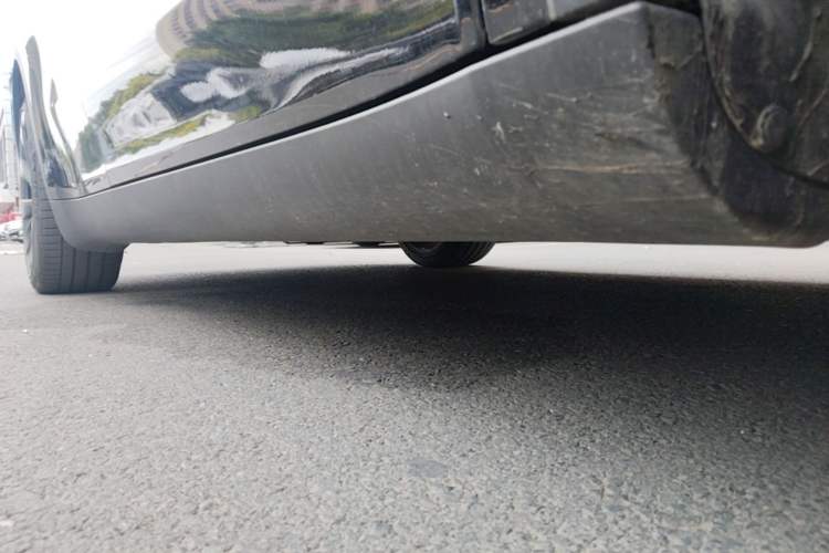 Used Tesla Model Y 2022 Long-Range All-Wheel-Drive Version Right Side Sill