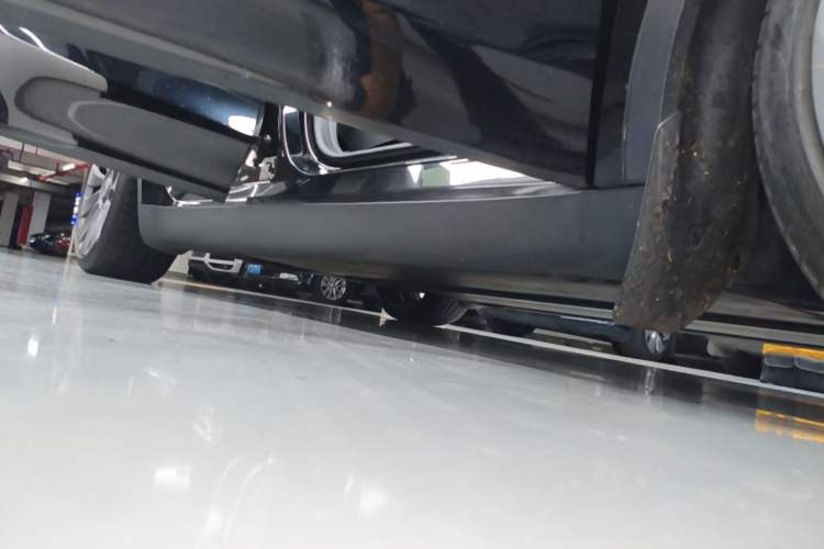 Used Tesla Model Y 2022 Performance High-Performance All-Wheel-Drive Version Right Side Sill