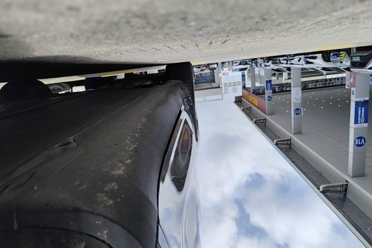 Used Tesla Model Y 2022 Long-Range All-Wheel-Drive Version Right Side Sill