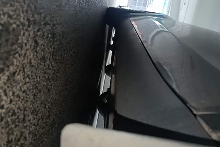 Used Tesla Model Y 2022 Long-Range All-Wheel-Drive Version Right Side Sill