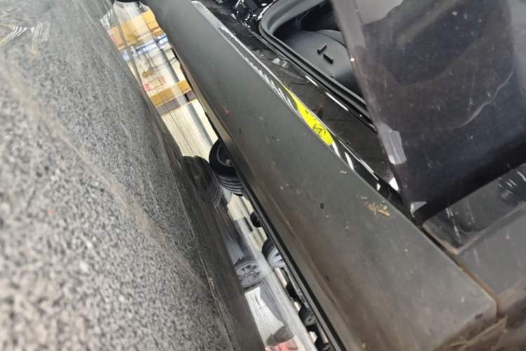 Used Tesla Model Y 2022 Rear-Wheel-Drive Version Right Side Sill