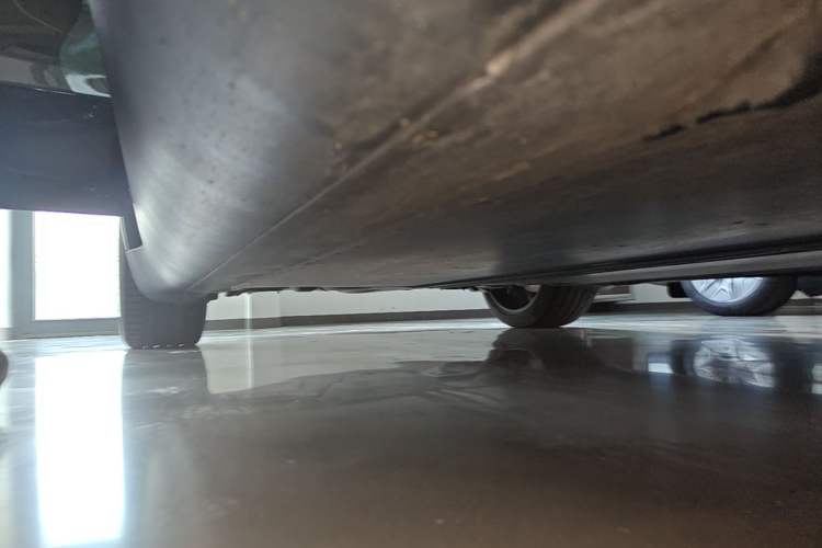 Used Tesla Model Y 2022 Long-Range All-Wheel-Drive Version Right Side Sill