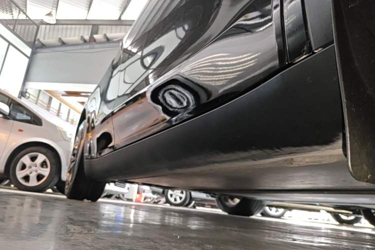 Used Tesla Model Y 2022 Long-Range All-Wheel-Drive Version Right Side Sill