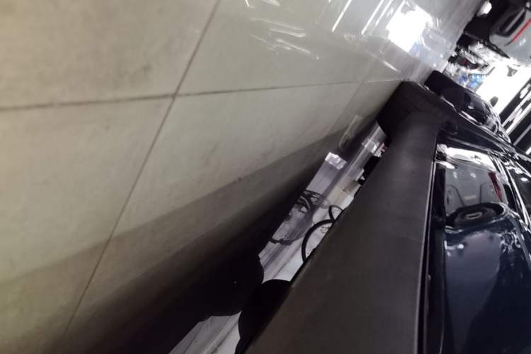 Used Tesla Model Y 2022 Performance High-Performance All-Wheel-Drive Version Right Side Sill
