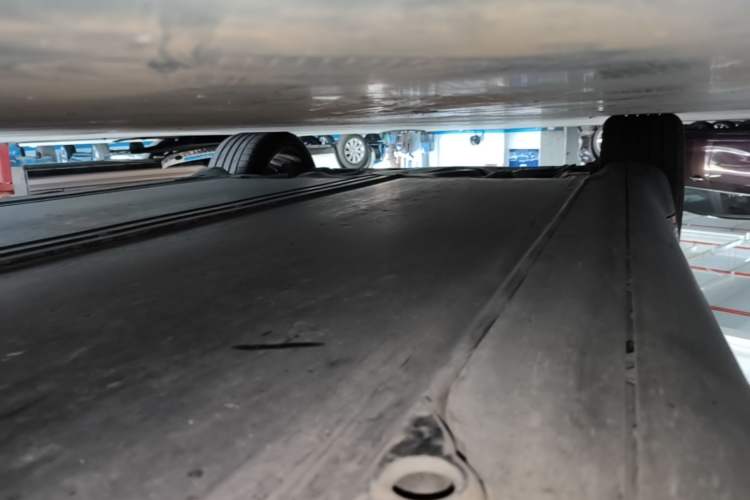 Used Tesla Model Y 2022 Long-Range All-Wheel-Drive Version Right Side Sill