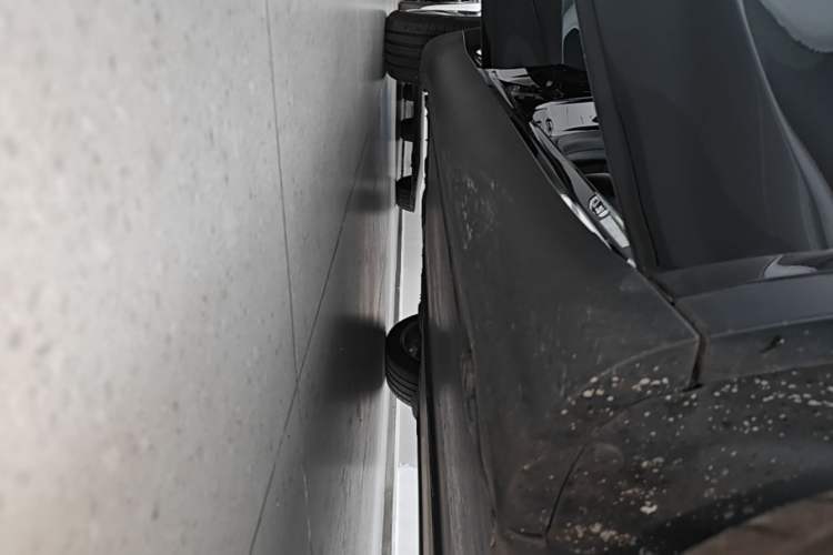 Used Tesla Model Y 2022 Long-Range All-Wheel-Drive Version Right Side Sill