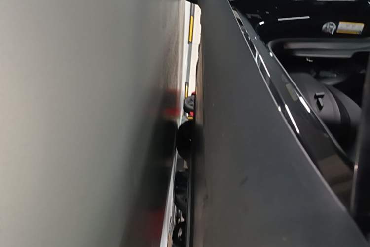 Used Tesla Model Y 2022 Rear-Wheel-Drive Version Right Side Sill
