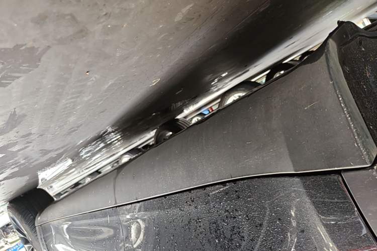 Used Tesla Model Y 2022 Long-Range All-Wheel-Drive Version Right Side Sill
