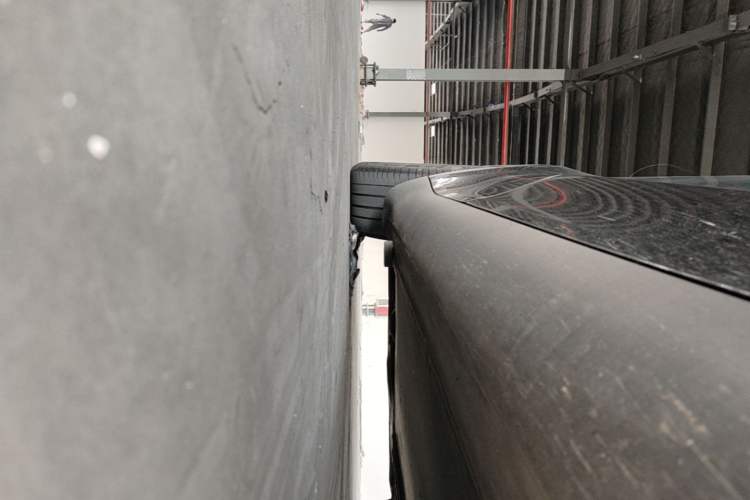 Used Tesla Model Y 2022 Performance High-Performance All-Wheel-Drive Version Right Side Sill