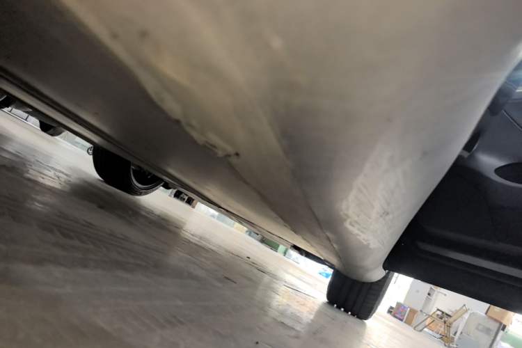 Used Tesla Model Y 2022 Long-Range All-Wheel-Drive Version Right Side Sill