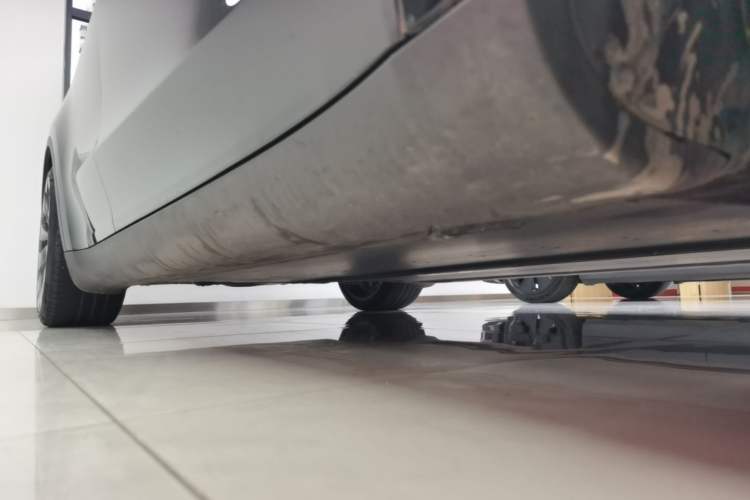 Used Tesla Model Y 2022 Performance High-Performance All-Wheel-Drive Version Right Side Sill
