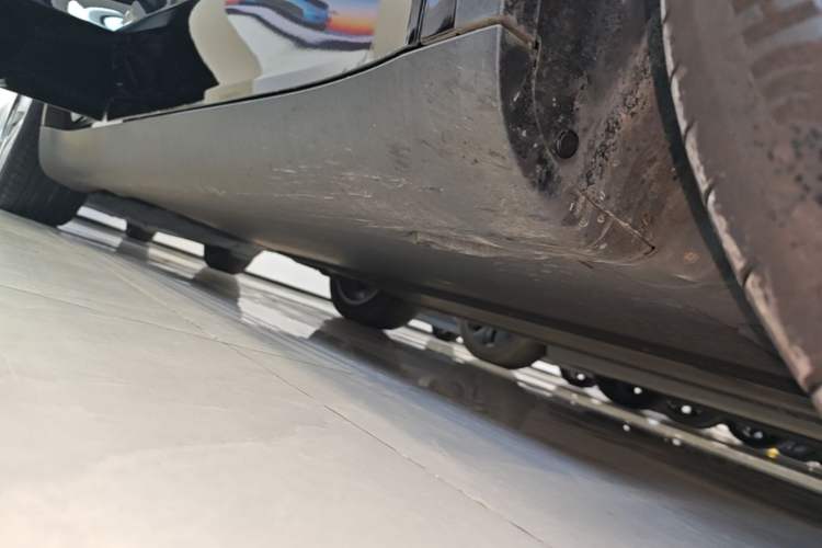 Used Tesla Model Y 2022 Long-Range All-Wheel-Drive Version Right Side Sill