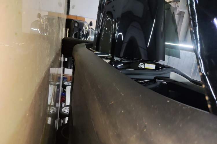 Used Tesla Model Y 2022 Long-Range All-Wheel-Drive Version Right Side Sill