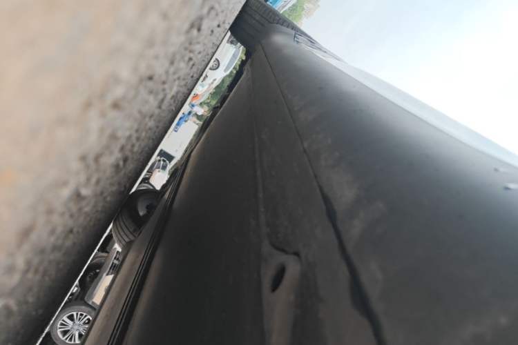 Used Tesla Model Y 2022 Long-Range All-Wheel-Drive Version Right Side Sill
