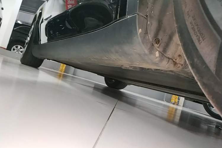 Used Tesla Model Y 2022 Long-Range All-Wheel-Drive Version Right Side Sill