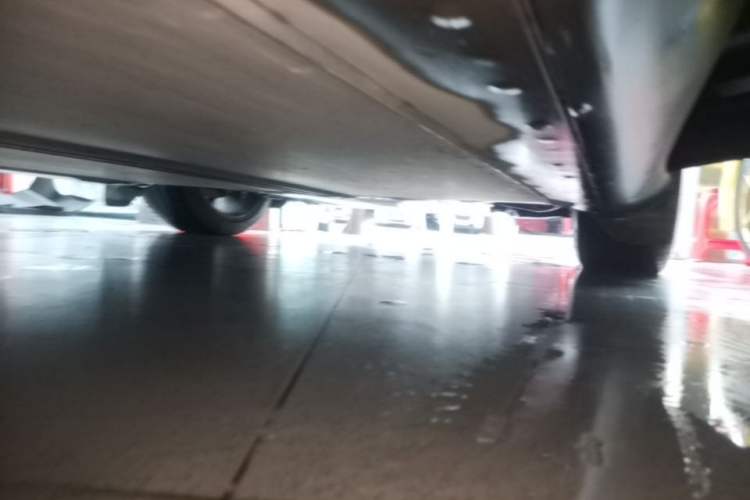 Used Tesla Model Y 2022 Long-Range All-Wheel-Drive Version Right Side Sill