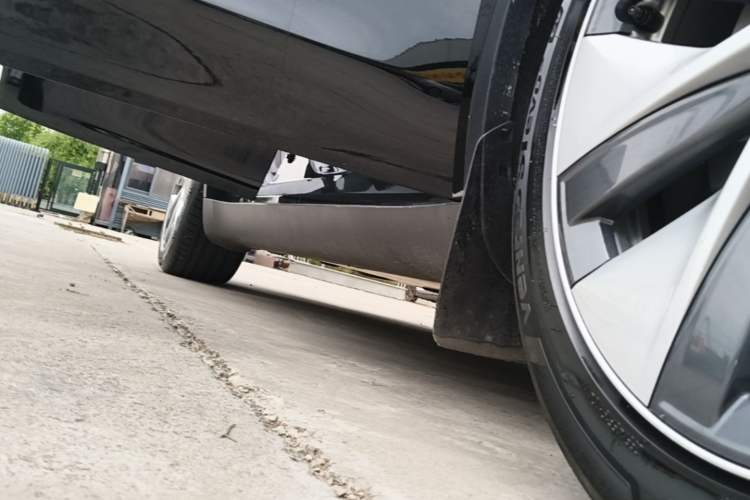 Used Tesla Model Y 2022 Long-Range All-Wheel-Drive Version Right Side Sill