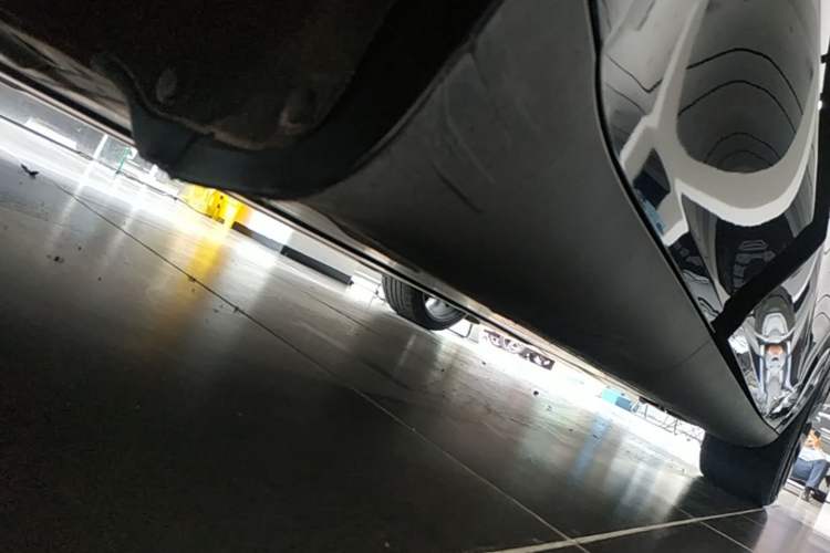 Used Tesla Model Y 2022 Performance High-Performance All-Wheel-Drive Version Right Side Sill