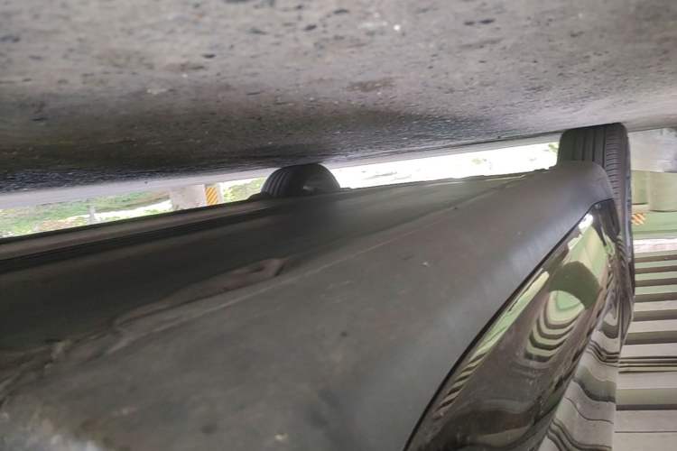 Used Tesla Model Y 2022 Long-Range All-Wheel-Drive Version Right Side Sill