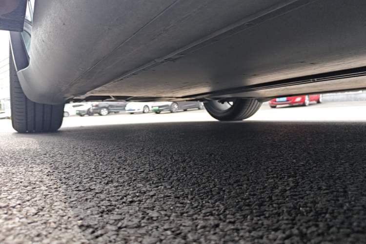 Used Tesla Model Y 2022 Long-Range All-Wheel-Drive Version Right Side Sill
